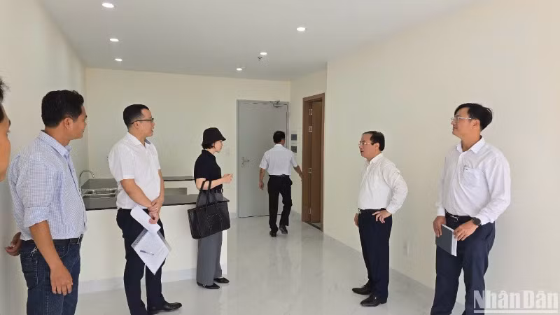 Thứ trưởng Nguyễn Văn Sinh yêu cầu đẩy nhanh tiến độ triển khai các dự án nhà ở xã hội trên địa bàn, bảo đảm tiến độ, chất lượng. (Ảnh: ANH ĐÀO)