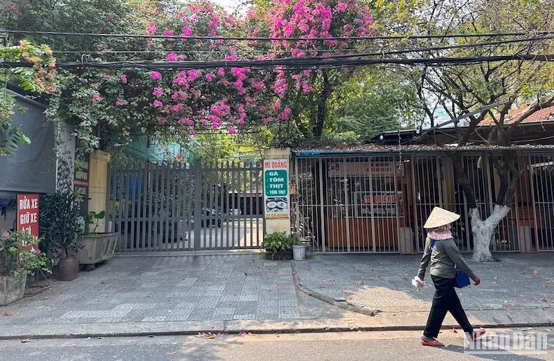 Nhà đất số 22 Cô Giang, bà Nguyễn Thị Thu Hiền (vợ của Phan Văn Anh Vũ) có ý kiến, nhà đất này là tài sản đứng tên bà, bà không có trách nhiệm phải dùng tài sản của mình được tạo lập hợp pháp để chịu trách nhiệm thi hành bản án hay thực hiện nghĩa vụ tài chính cho bất kỳ một bên thứ ba nào khác. Trường hợp Ủy ban nhân dân Đà Nẵng thu hồi các tài sản nêu trên thì Ủy ban nhân dân thành phố Đà Nẵng và các tổ chức, cá nhân liên quan có hành vi sai phạm phải bồi thường thiệt hại cho bà Hiền. Nhà đất này hiện đang được sử dụng kinh doanh quán ăn. (Ảnh: ANH ĐÀO)