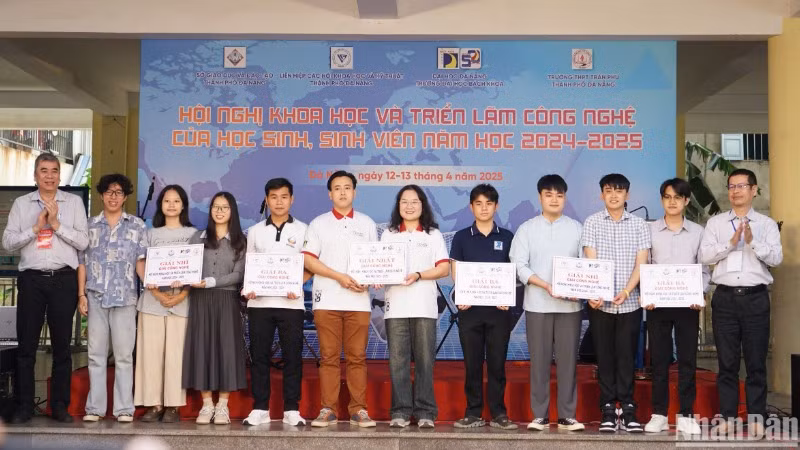 Các nhóm đề tài nghiên cứu khoa học xuất sắc vượt qua các vòng thi, giành giải thưởng tại BKDN Techshow. (Ảnh: ANH ĐÀO)
