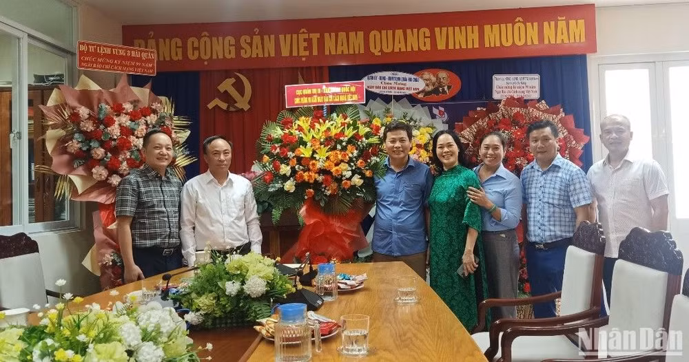 Cục Quản trị III (Văn phòng Quốc hội) thăm, chúc mừng Cơ quan Thường trực Báo Nhân Dân tại Đà Nẵng.