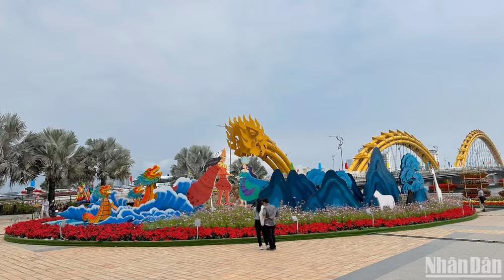 Tại điểm quảng trường phía nam đuôi cầu Rồng là cụm chi tiết “Lạc Long Quân và Âu Cơ” với ý tưởng 50 con theo cha xuống miền biển, 50 con theo mẹ lên núi. (Ảnh: ANH ĐÀO)