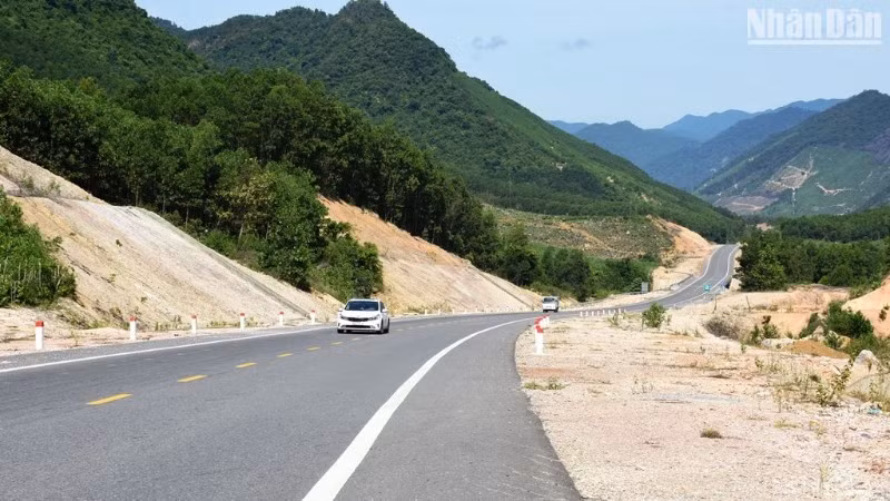 Tuyến cao tốc La Sơn-Hòa Liên có chiều dài khoảng 65km hiện chỉ có 2 làn xe. (Ảnh: ANH ĐÀO)