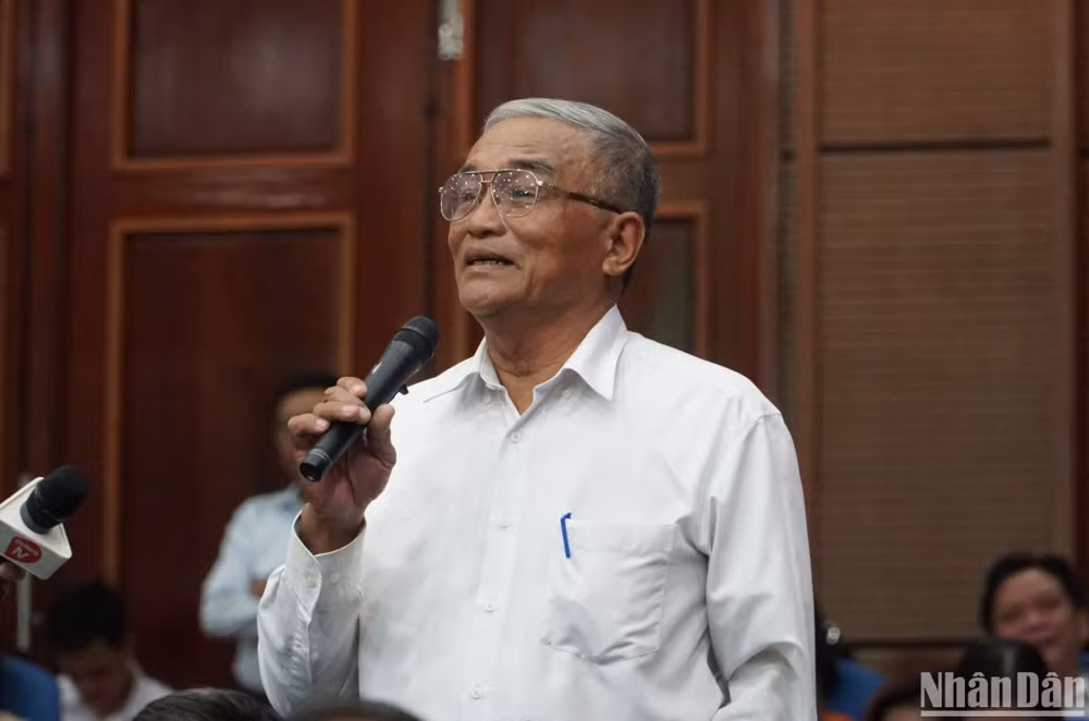 Cử tri Hồ Công Trung, khu dân cư khu dân cư Quang Thành 4A phường Hòa Khánh Bắc, quận Liên Chiểu, phát biểu ý kiến tại buổi tiếp xúc cử tri. (Ảnh: ANH ĐÀO)