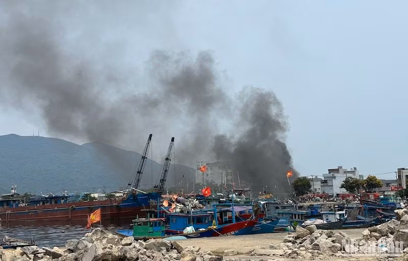 Vụ cháy xảy ra ngay cạnh khu vực neo đậu tàu cá của ngư dân tại Âu thuyền Thọ Quang. (Ảnh: ANH ĐÀO)