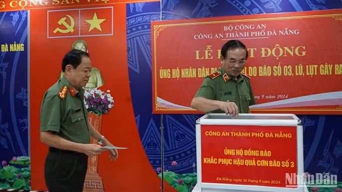 Thiếu tướng Vũ Xuân Viên - Giám đốc Công an thành phố Đà Nẵng phát động ủng hộ đồng bào bị ảnh hưởng do bão số 3 gây ra. (Ảnh: ANH ĐÀO)