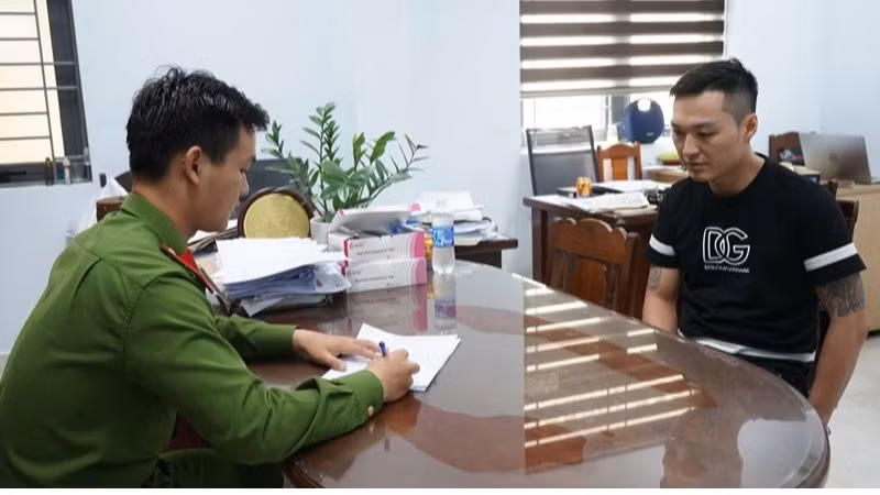 Đối tượng Phạm Tiến Đạt tại cơ quan điều tra. (Ảnh: Công an cung cấp)