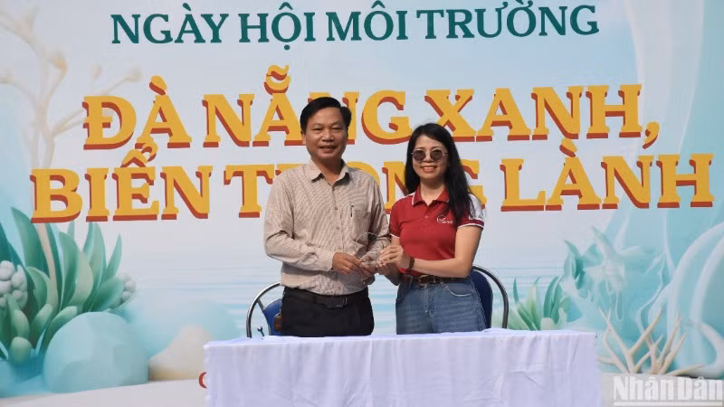 Đại diện Ban quản lý trao tặng kỷ niệm chương và Ký kết phối hợp triển khai Mô hình “Bạn cần biển, biển cần bạn” và các phong trào đảm bảo vệ sinh môi trường tại bãi biển du lịch Đà Nẵng với đại diện Hệ thống Giáo dục Việt Nhật. (Ảnh: ANH ĐÀO)