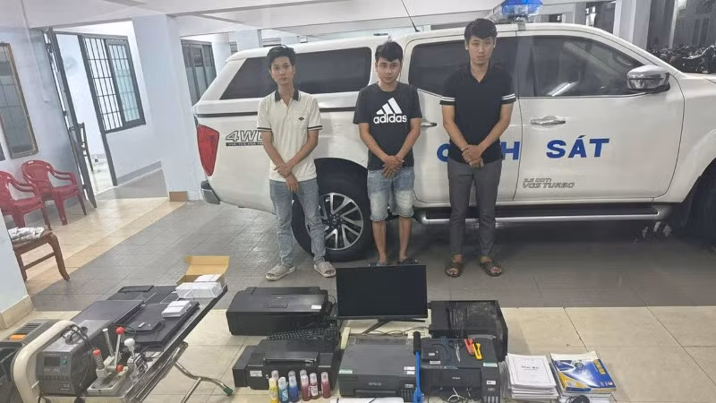 Các đối tượng Trương Khánh Duy, Trần Quang Tuấn và Huỳnh Phát Đạt (từ trái qua) được di lý từ Thành phố Hồ Chí Minh về Đà Nẵng để phục vụ công tác điều tra. (Ảnh: Công an cung cấp)