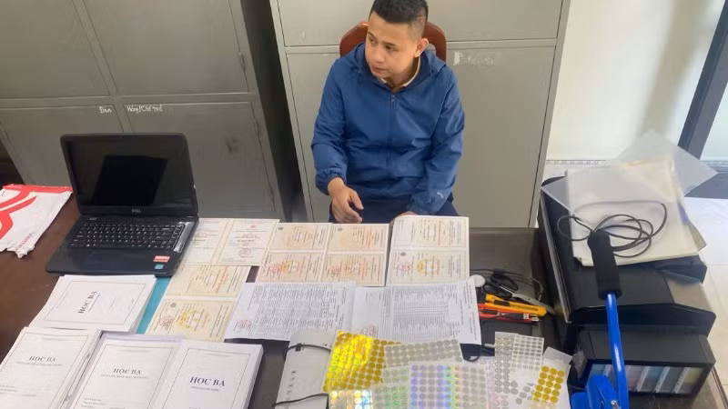 Đinh Hồng Hải cùng tang vật tại thời điểm bị bắt giữ. (Ảnh: Công an cung cấp)