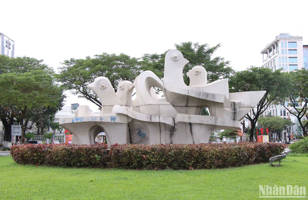 Tượng Đất lành chim đậu của nhà điêu khắc Phạm Văn Hạng, đặt tại khu vực công viên đường Trần Phú-Đống Đa- Như Nguyệt bị vẽ bậy. 