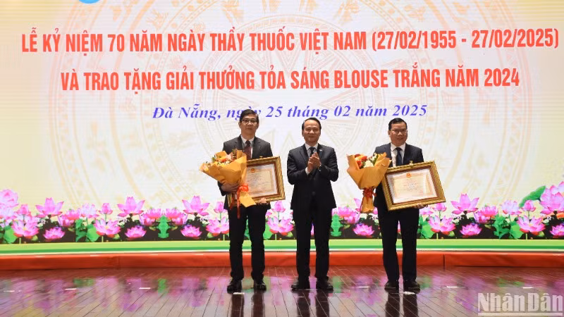 Đồng chí Nguyễn Đình Vĩnh, Phó Bí Thư thường trực Thành ủy Đà Nẵng trao Danh hiệu Thầy thuốc Ưu tú cho ông Đinh Công Minh, Bác sĩ điều trị Khoa Nội hô hấp miễn dịch dị ứng và ông Nguyễn Hứa Quang, Trưởng khoa Nội hô hấp miễn dịch dị ứng (Bệnh viện Đà Nẵng). (Ảnh: ANH ĐÀO)