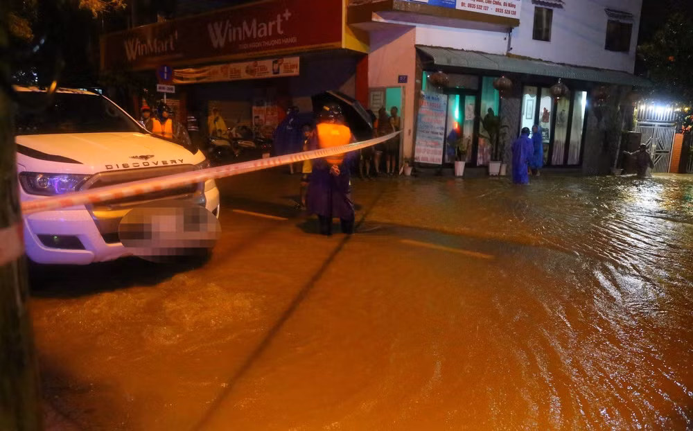Khu vực ngập sâu được giăng dây cảnh báo. (Ảnh: ANH ĐÀO) Khu vực ngập sâu được giăng dây cảnh báo. (Ảnh: ANH ĐÀO)