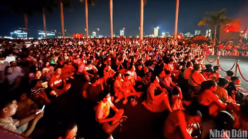 Biển người chen kín phía trước Bảo tàng Đà Nẵng để thưởng thức trọn vẹn bộ phim 3D Mapping “Câu chuyện Đà Nẵng-The Story of Da Nang” lần đầu tiên công chiếu tối 29/4. (Ảnh: ANH ĐÀO)