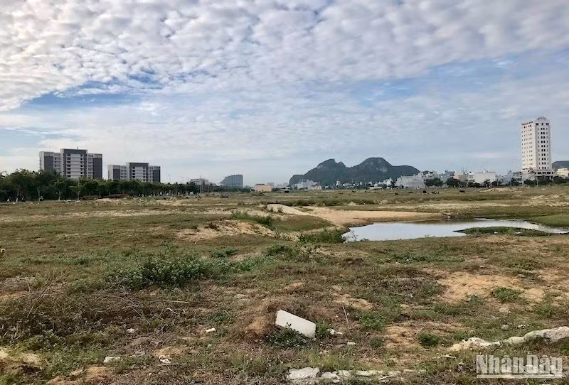 Khu đất nơi được hình thành để triển khai dự án này ở thời điểm hiện tại, ảnh chụp sáng ngày 9/6. (Ảnh: ANH ĐÀO)