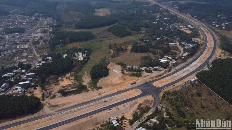 Dự án đường vành đai 1.500 tỷ đồng phía tây Đà Nẵng do Ban quản lý Dự án đầu tư xây dựng các công trình giao thông thành phố Đà Nẵng làm chủ đầu tư, thông xe kỹ thuật, đưa vào vận hành tháng 5/2024. (Ảnh: ANH ĐÀO) Dự án đường vành đai 1.500 tỷ đồng phía tây Đà Nẵng do Ban quản lý Dự án đầu tư xây dựng các công trình giao thông thành phố Đà Nẵng làm chủ đầu tư, thông xe kỹ thuật, đưa vào vận hành tháng 5/2024. (Ảnh: ANH ĐÀO)