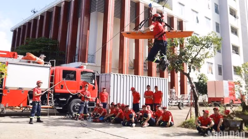 Hai tổ cảnh sát chữa cháy và cứu nạn, cứu hộ đặc biệt tinh nhuệ trên cạn và dưới nước có 21 cán bộ, chiến sĩ., được trang bị kỹ năng chuyên môn cao. (Ảnh: ANH ĐÀO)