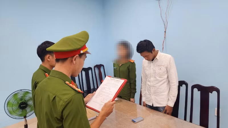 Cơ quan Cảnh sát điều tra Công an quận Liên Chiểu tống đạt quyết định bắt tạm giam đối với Lý Hạnh Nhân. (Ảnh: Công an cung cấp) 