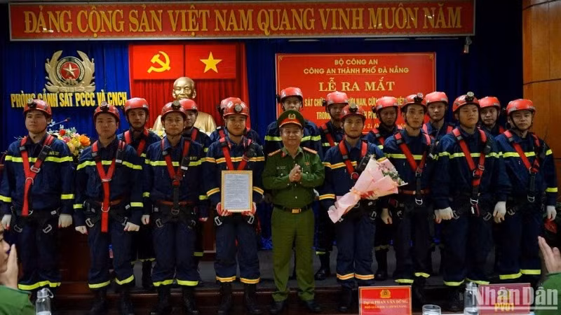 Công an thành phố Đà Nẵng tổ chức lễ ra mắt Tổ cảnh sát chữa cháy và cứu nạn, cứu hộ đặc biệt tinh nhuệ trên cạn và dưới nước, sáng ngày 31/10. (Ảnh: ANH ĐÀO)