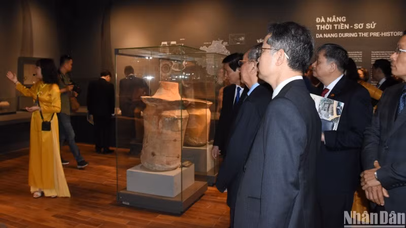 Các đại biểu tham quan không gian trưng bày hiện đại bên trong Bảo tàng Đà Nẵng. (Ảnh: ANH ĐÀO)