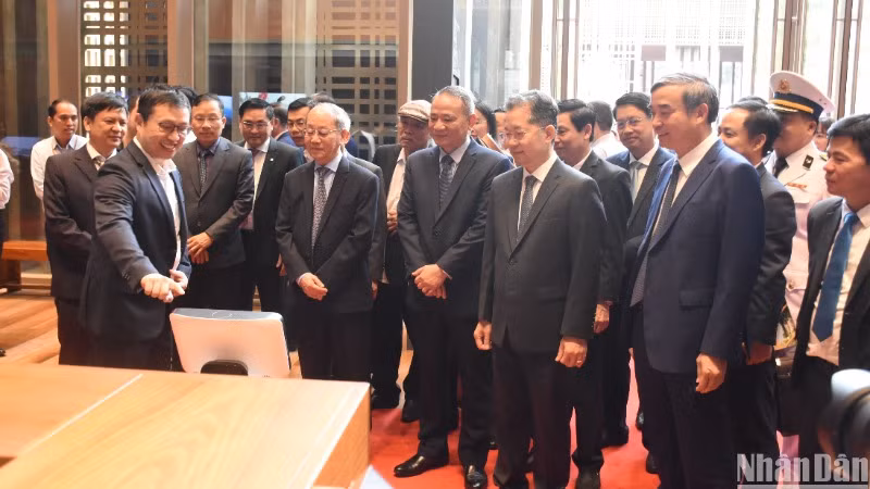 Các đại biểu tham quan không gian trưng bày hiện đại tại Bảo tàng Đà Nẵng, sáng 28/3. (Ảnh: ANH ĐÀO)