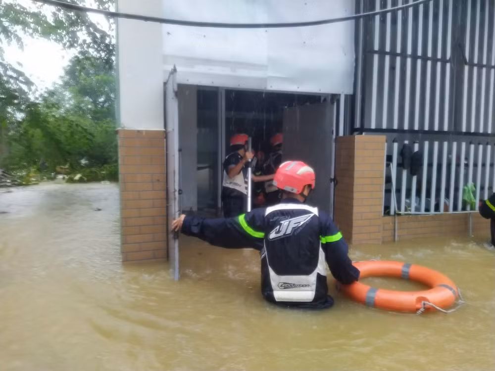 Nước ngập sâu tại phường Hòa Khánh Nam.