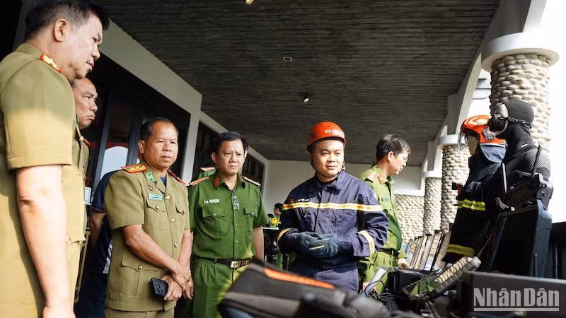 Các đại biểu tham quan khu vực trưng bày thiết bị phòng cháy, chữa cháy, cứu nạn cứu hộ của Việt Nam. (Ảnh ANH ĐÀO)