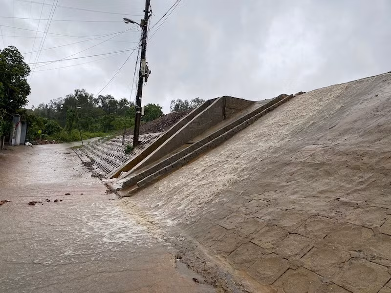 Hiện trạng dự án Cụm công nghiệp Cẩm Lệ tạo thành dòng thác bùn chảy vào nhà dân. Hiện trạng dự án Cụm công nghiệp Cẩm Lệ tạo thành dòng thác bùn chảy vào nhà dân.