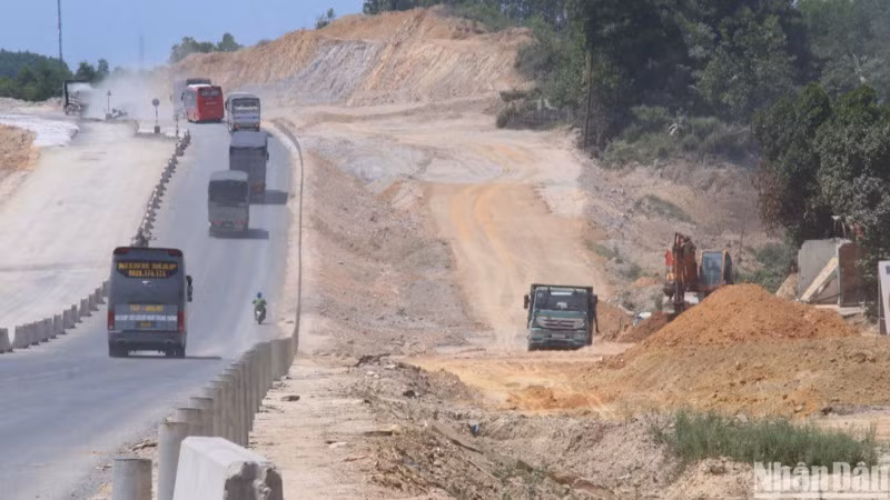 Dự án cao tốc Hòa Liên-Tuý Loan đang tăng tốc "về đích". (Ảnh: ANH ĐÀO)