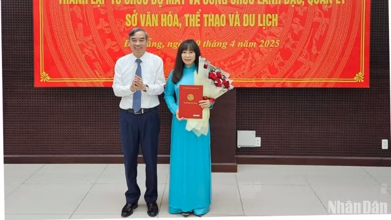 Phó Bí thư Thành ủy, Chủ tịch Ủy ban nhân dân thành phố Đà Nẵng Lê Trung Chinh trao quyết định cho Giám đốc Sở Văn hóa, Thể thao và Du lịch Đà Nẵng Trương Thị Hồng Hạnh. (Ảnh: ANH ĐÀO)