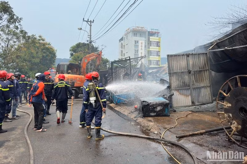 Lực lượng chức năng nỗ lực khống chế ngọn lửa. (Ảnh: ANH ĐÀO)