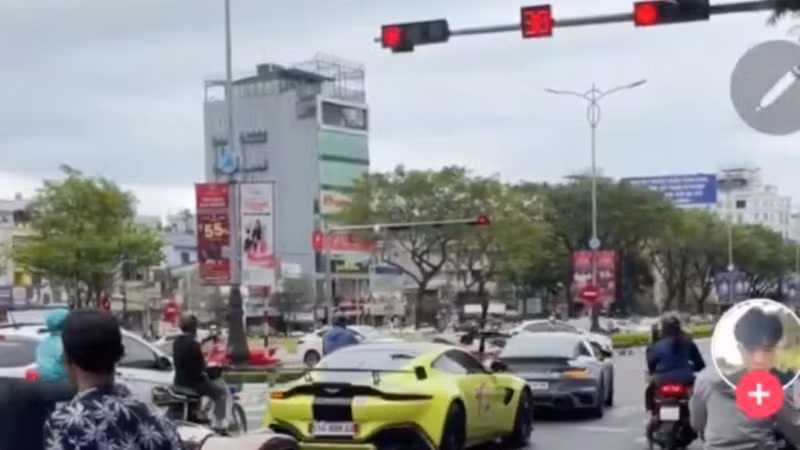Hình ảnh dàn siêu xe vượt đèn đỏ cắt từ video.