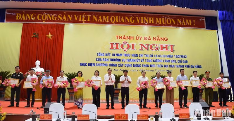 Thành phố Đà Nẵng tặng Bằng khen cho các tập thể xuất sắc trong phong trào xây dựng Nông thôn mới. (Ảnh: ANH ĐÀO)