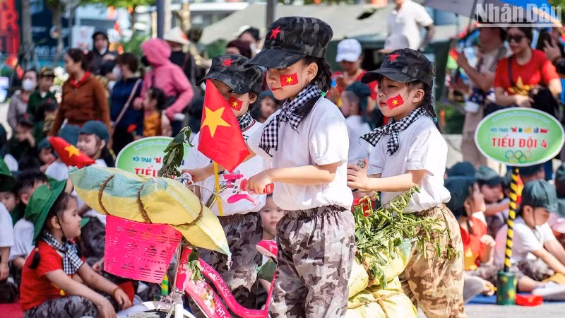 Rất hào hứng và chuyên nghiệp với "xe thồ nhí" chở gạo, lương thực, thực phẩm. (Ảnh: ANH ĐÀO)