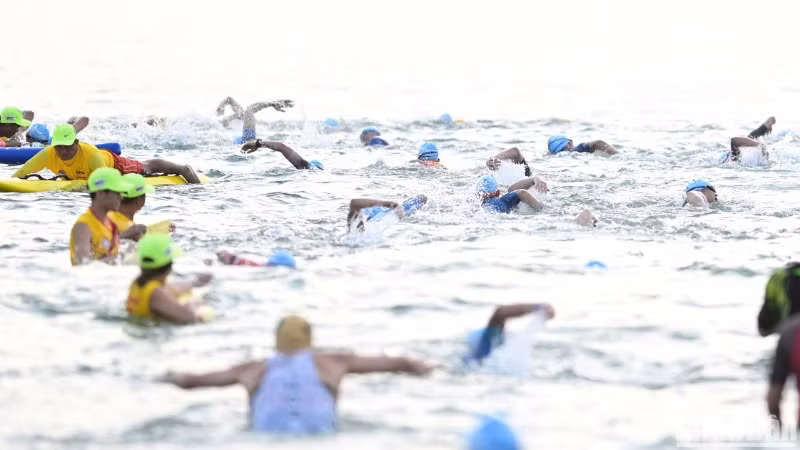 Các vận động viên nỗ lực vượt qua thử thách 1,9km bơi. (Ảnh: ANH ĐÀO)