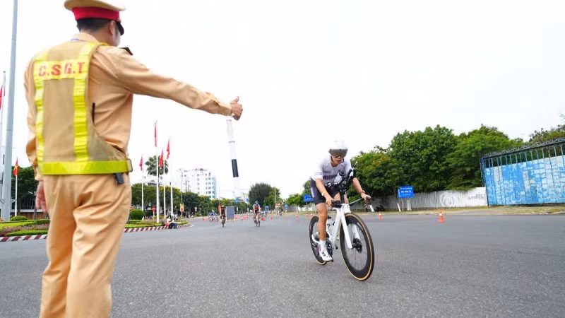 Công an thành phố Đà Nẵng triển khai các phương án phân luồng, hướng dẫn người dân, phương tiện và bảo đảm an toàn cho các vận động viên trong suốt thời gian diễn ra giải đấu. (Ảnh: ANH ĐÀO)