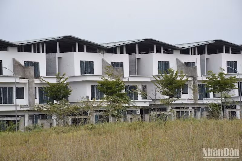Hiện tại chỉ có vài căn hộ có người sử dụng, còn lại bỏ hoang. (Ảnh: ANH ĐÀO)