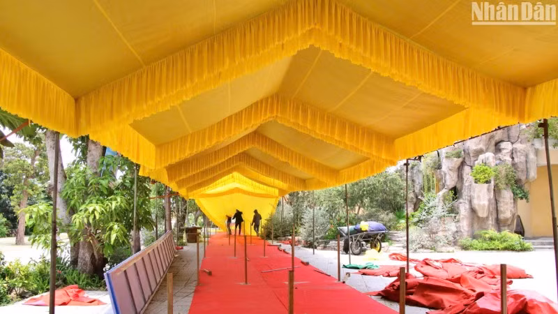 Các khu vực chính diễn ra sự kiện đang gấp rút triển khai. (Ảnh: ANH ĐÀO) Các khu vực chính diễn ra sự kiện đang gấp rút triển khai. (Ảnh: ANH ĐÀO)