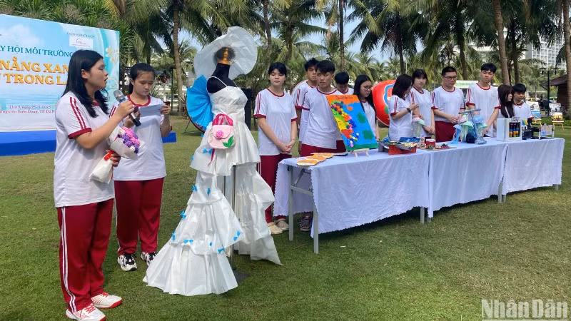 Các em học sinh thuyết trình dự án được tái hiện bằng các vật liệu tái chế từ rác thải tại Cuộc thi xây dựng ý tưởng khởi nghiệp với các chủ đề “Mô hình thành phố xanh trong tương lai”. (Ảnh: ANH ĐÀO)