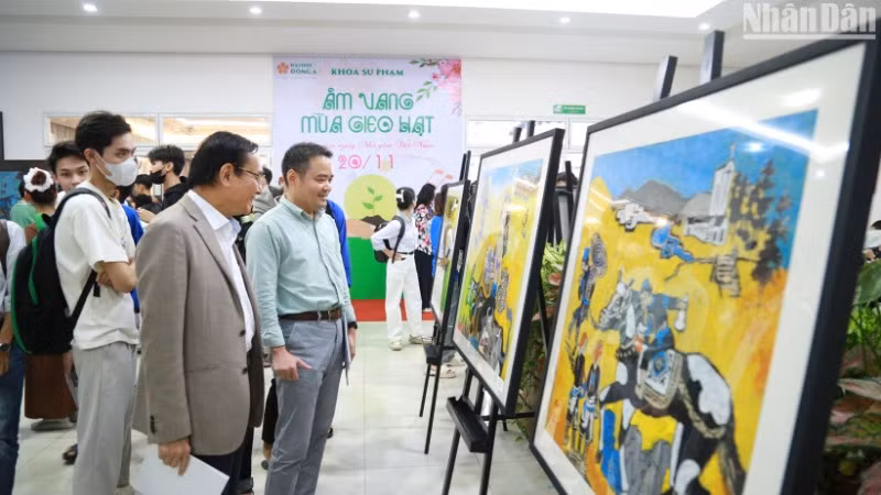 Triển lãm mang lại cho người xem nhiều cảm xúc. (Ảnh: ANH ĐÀO)