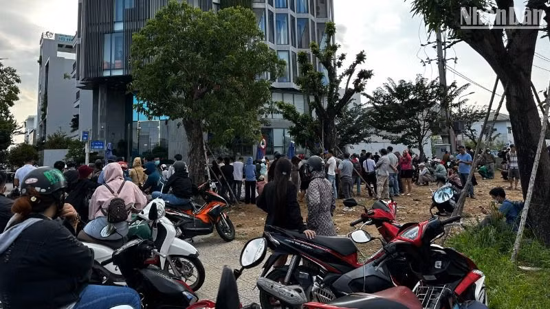 Hàng trăm bị hại vây kín trụ sở của Công ty TNHH MTV Tư vấn đầu tư GFDI ngày 8/11. (Ảnh: ANH ĐÀO) Hàng trăm bị hại vây kín trụ sở của Công ty TNHH MTV Tư vấn đầu tư GFDI ngày 8/11. (Ảnh: ANH ĐÀO)