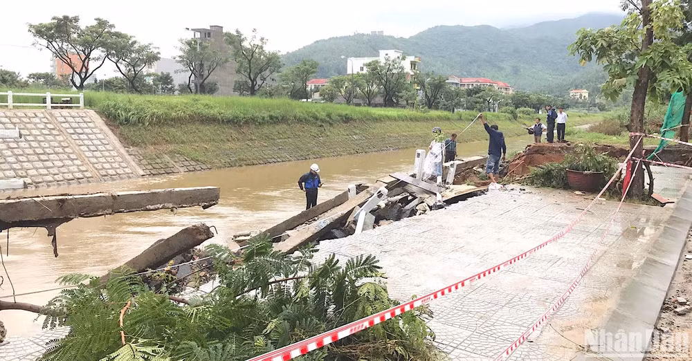 Lực lượng chức năng tiến hành đo đạc lại toàn bộ diện tích bị sạt lún.