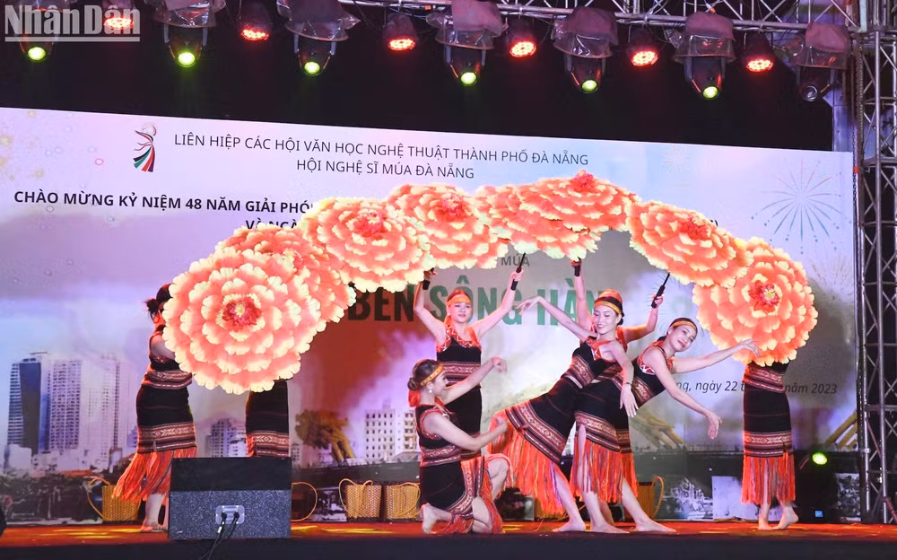 Các nghệ sĩ Đoàn Quân khu 5 thể hiện tiết mục Bông hoa vàng, Biên đạo: nghệ sĩ Phan Thục Linh.