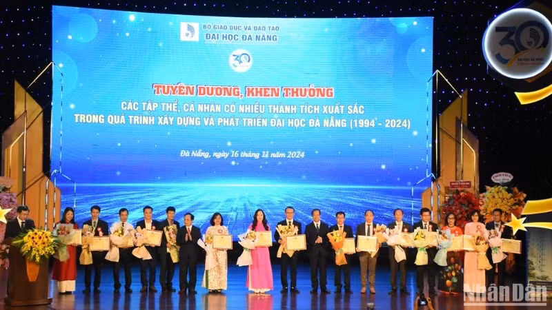 Các tập thể, cá nhân có thành tích xuất sắc được nhận Bằng khen của Bộ Giáo dục và Đào tạo. (Ảnh: ANH ĐÀO) 