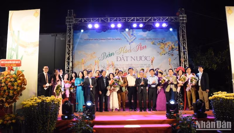 Ban tổ chức tặng hoa cảm ơn các văn nghệ sĩ tham dự, trình diễn tại Đêm thơ Nguyên tiêu. (Ảnh: ANH ĐÀO)