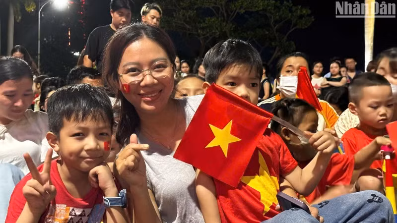 Rất đông người dân Đà Nẵng đến xem và trải nghiệm phim 3D Mapping “Câu chuyện Đà Nẵng-The Story of Da Nang. (Ảnh: ANH ĐÀO)