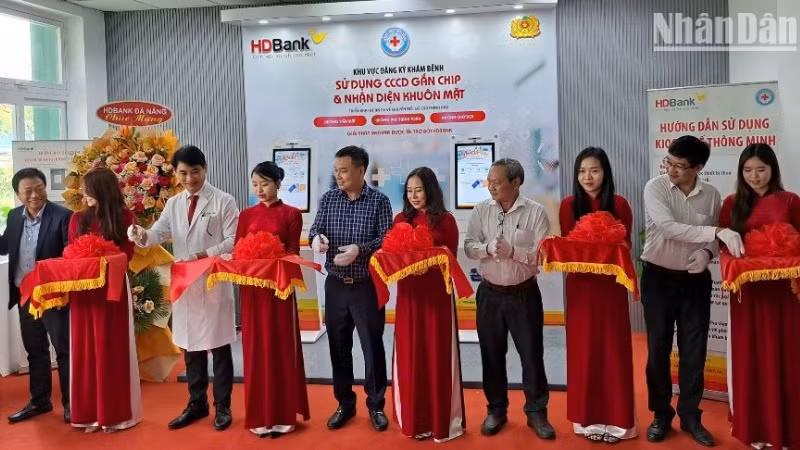 Các đại biểu cắt băng khai trương, đưa vào triển khai hệ thống Kiosk Y Tế thông minh tại Bệnh viện Đà Nẵng. (Ảnh: ANH ĐÀO)