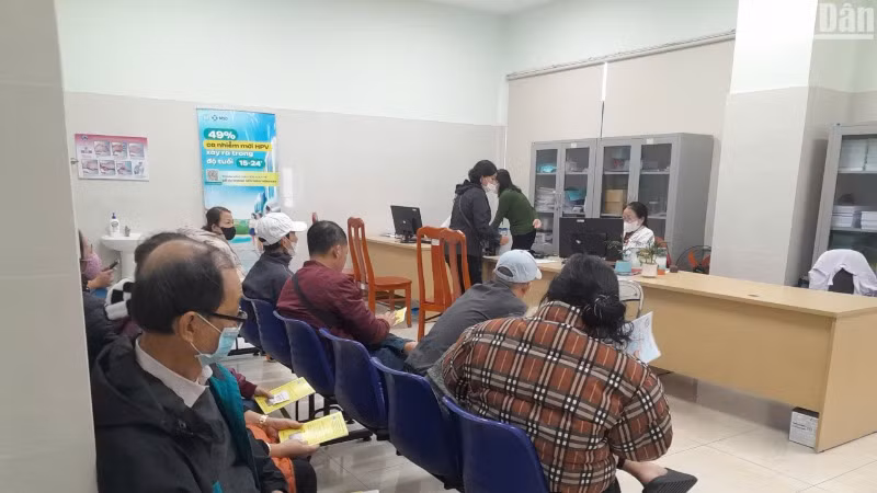 Người dân đến các trung tâm y tế quận, huyện tại Đà Nẵng để tư vấn về tiêm vaccine phòng, chống bệnh cúm. (Ảnh: ANH ĐÀO)