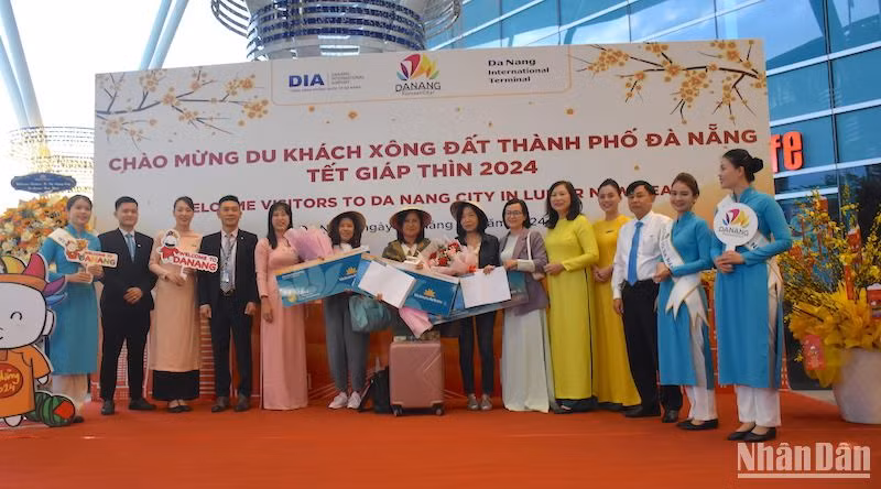 Đà Nẵng đón chuyến bay quốc tế đầu tiên xông đất sáng sớm mùng 1 Tết. Ảnh: ANH ĐÀO