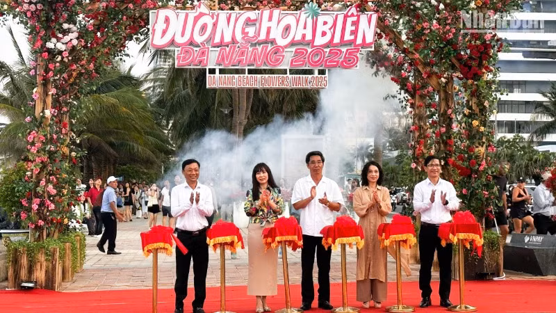 Phó Chủ tịch Ủy ban nhân dân thành phố Đà Nẵng Trần Chí Cường và đại biện lãnh đạo Sở Văn hóa, thể thao và Du lịch Đà Nẵng cắt băng khai trương Đường hoa biển Đà Nẵng 2025. (Ảnh: ANH ĐÀO)