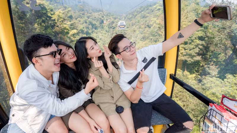 Du khách khám phá, trải nghiệm Đà Nẵng